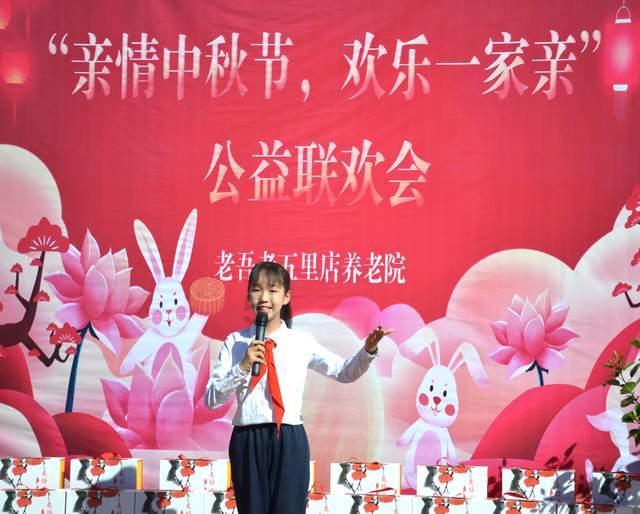 记者:C罗还在做理疗,出席发布会还得再等等